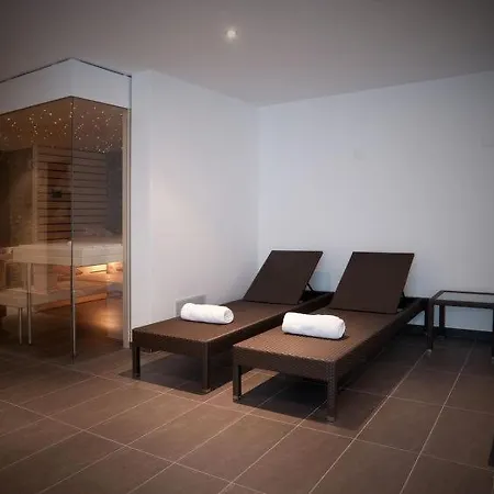 Apartment Sleeps 8 Pool Wifi T496575 *
